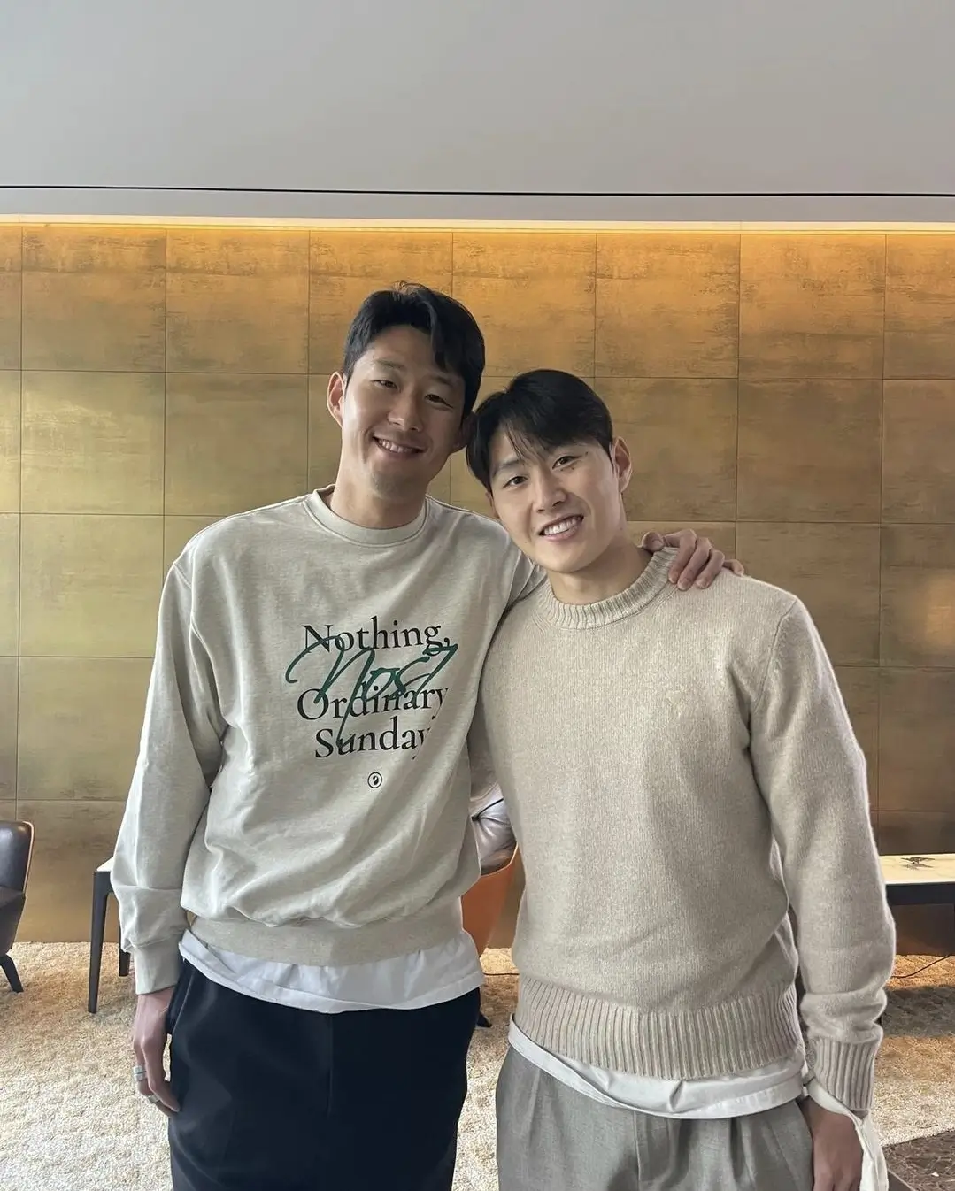이강인 손흥민 선수가 어깨동무를 하고 화해하는 사진