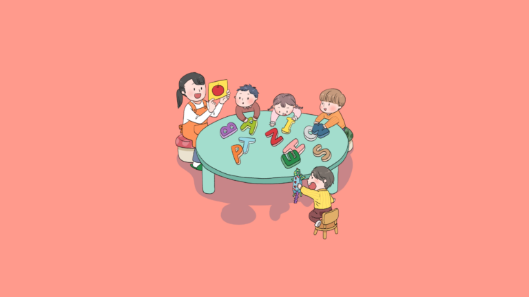 아이돌봄서비스를 이용해 유치원 아이들을 돌보고 있는 아이돌보미 여성과 아이들